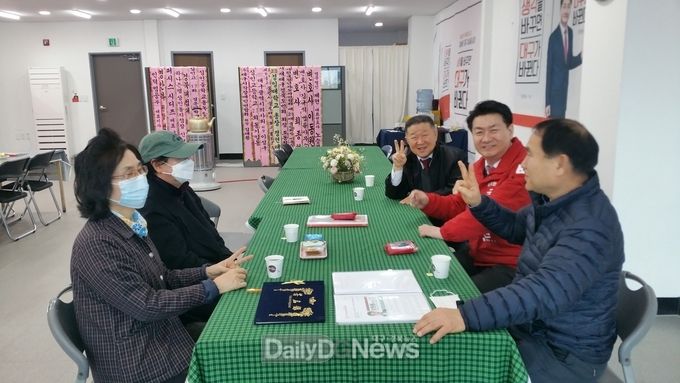 장원용 예비후보 소통캠프 사무실에 주요 단체의 지지와 격려의 방문이 있다르고 있다. (사진=장원용 예비후보 제공)