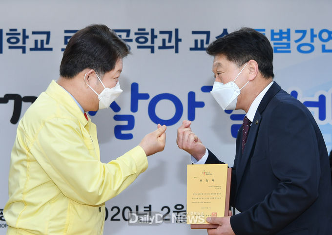 권영진 대구시장이 2월 정례조회 선행 모범시민 표창장 수여에 악수 대신 손가락하트를 표시해 감염증의 기본적인 안전수칙을 강조하고 있다. (사진=대구시 제공)
