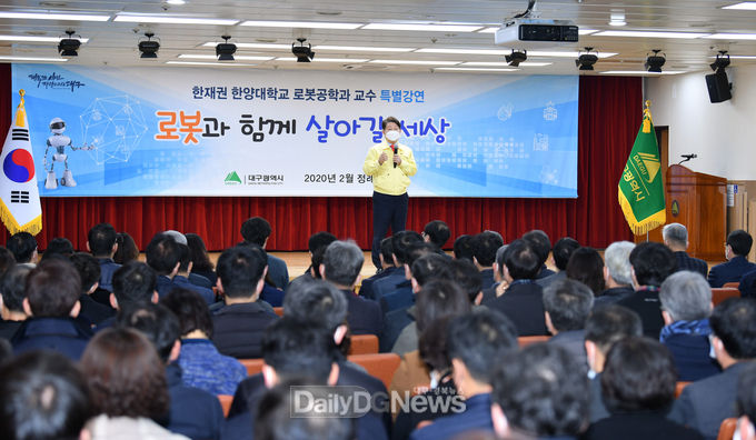 대구시는 신종코로나바이러스 감염증 예방을 위해 2월 정례조회를 마스크를 쓰고 진행하고 있다. (사진=대구시 제공)