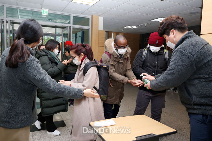 계명대학교는 한국어학당에 손 소독제를 비치해 신종코로나바이러스감염증 예방에 힘쓰고 있다. (사진=계명대 제공)