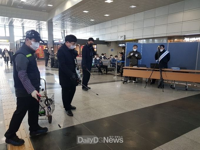 대구시가 신종코로나바이러스감염증 17번째 확진자가 다녀간 동대구역을 방역 소독 하고 있다. (사진=대구시 제공)