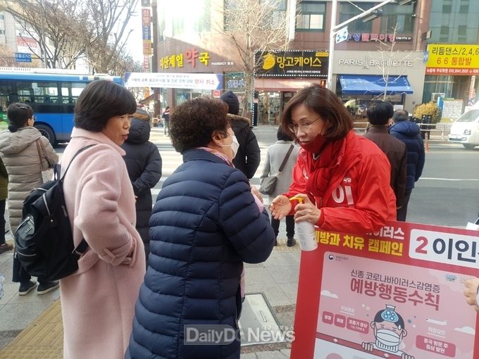 이인선 자유한국당 대구 수성을 예비후보가 10일 수성 동아백화점 네거리에서 신종코로나바이러스감염증 예방과 치유 캠페인을 벌이고 있다. (사진=이인선 예비후보 제공)