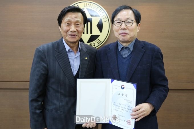 (사진제공 구미대학교) 구미대학교 정창주 총장(사진 왼쪽)이 2월 13일 구미대 본관 회의실에서 국립전파연구원으로부터 받은 우수기관 표창장을 김태용 전자파센터장에게 전달하고 기념 촬영을 하고 있다.