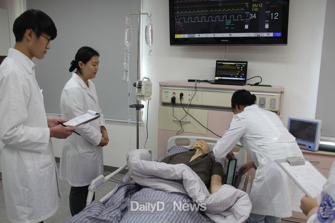 영남이공대학교 간호학과 학생들이 최첨단 실습장비를 보유한 간호시뮬레이션센터에서 실습하고 있는 모습. (사진=영남이공대 제공)