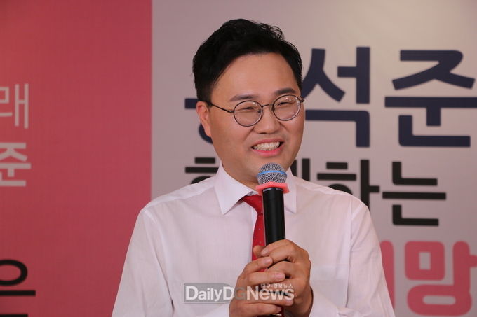 홍석준 자유한국당 대구 달서갑 예비후보는 15일 ‘성서 희망의 날’ 행사를 개최하고 지역민들에게 성서의 희망스토리를 전해주고 있다. (사진=이준호 기자)