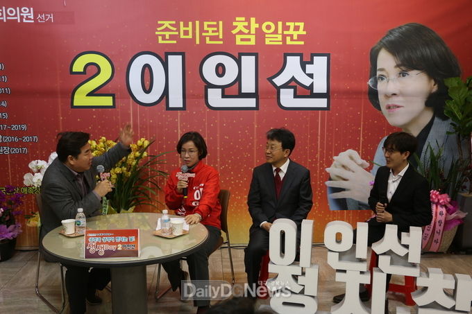 이인선 자유한국당 대구 수성을 예비후보가 15일 배우자와 아들과 함께 '고성국 TV' 인터뷰를 하고 있다. (사진=이준호 기자)