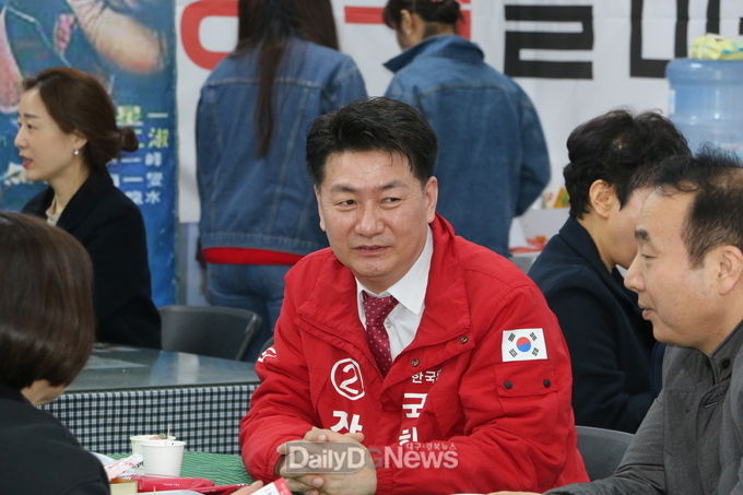 장원용 자유한국당 대구 중·남구 예비후보가 세대공감형 선서사무소 'Open Day'를 열고 주민들과 소통하고 있다. (사진=이준호 기자)