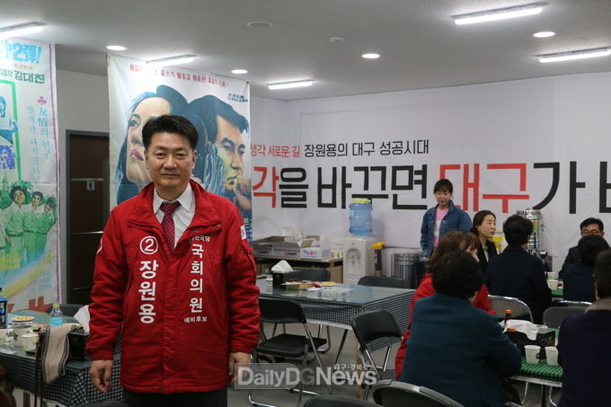 선거사무소를 70-80 시절의 교실 분위기를 연출하고 지역민들과 'Open Day' 를 통해 소통하고 있는 장원용 예비후보. (사진=이준호 기자)