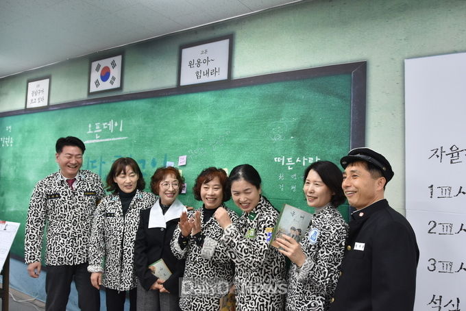 장원용 자유한국당 대구 중·남구 예비후보는 선거사무소를 70-80시대 컨셉으로 꾸며 잠시나마 옛 추억에 젖어 들고 있다. (사진=장원용 예비후보 제공)