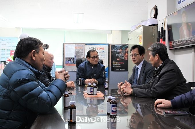 이재용 더불어민주당 대구 중·남구 예비후보가 18일 관문상가시장 상인회를 찾아 코로나19 사태로 어려움을 겪고있는 전통시장 상인들을 위로하고 있다. (사진=이재용 예비후보 제공)