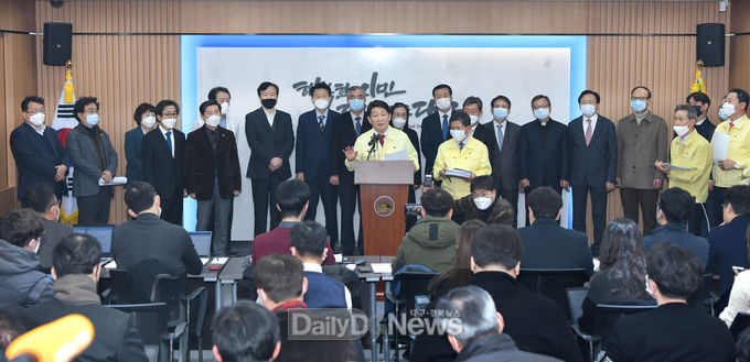 권영진 대구시장이 19일 코로나19 위기극복 의료계 합동 대시민 호소문 발표 및 재난안전대책본부 브리핑 모습. (사진=대구시 제공)