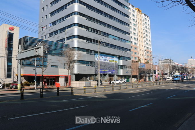 코로나19 31번째 확진자가 다녔던 신천지 대구교회 앞 거리의 한산한 모습. (사진=이준호 기자)