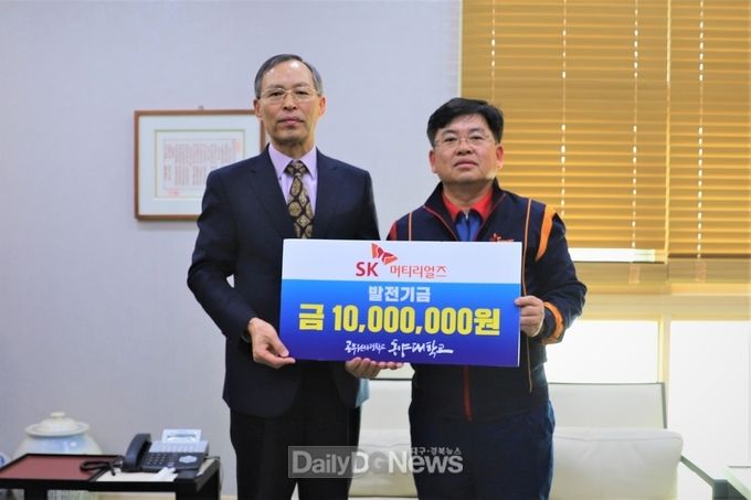 사진제공 동양대학교) 지난 20일 동양대 총장실에서 열린 전달식에서 손병헌 생산본부장(사진 오른쪽)이 권광선 총장(왼쪽)에게 장학금을 전달하고 기념촬영을 하고 있다.