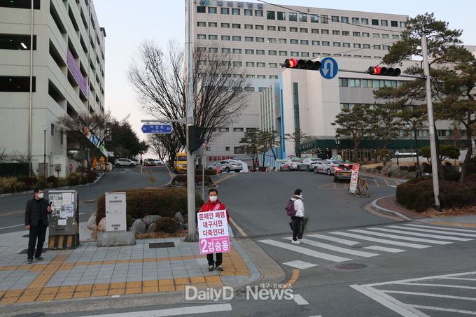 김승동 미래통합당 대구 동구갑 예비후보는 21일 코로나19 확진자가 급증함에따라 대구지역 중국인 유학생들의 입국을 잠정 제한할 것을 촉구했다. (사진=이준호 기자)