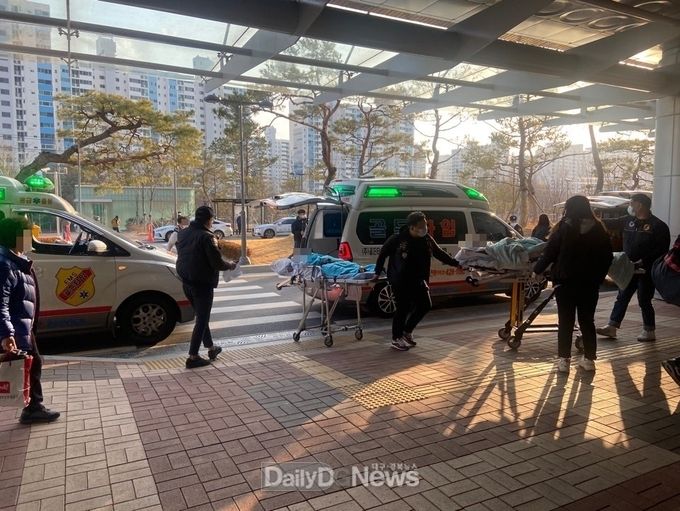 대구동산병원 환자를 계명대 동산병원으로 이송하고 있는 모습. (사진=계명대 동산의료원 제공)