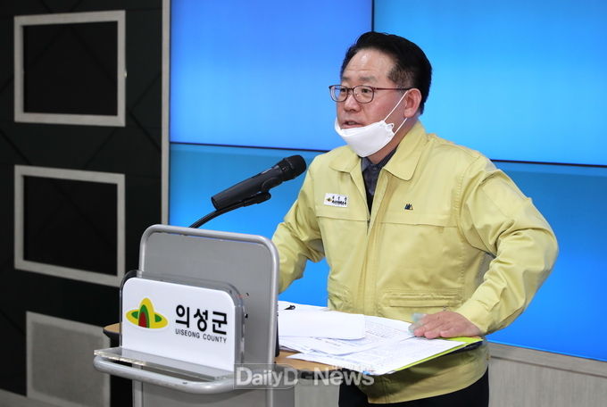 사진제공 의성군) 임주승 부군수가 코로나19 발생에 대한 브리핑을 하고 있다.