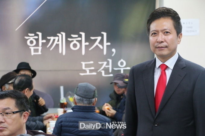 도건우 미래통합당 대구 중·남구 예비후보의 지난 15일 ‘선거사무소 방문의 날' 모습. (사진=이준호 기자)