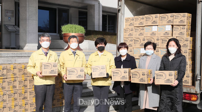 대구시교육청은 24일 전국보건교사협회로부터 어린이용 마스크와 성인용 마스크 3만장을 수령하고 있다. (사진=대구시교육청 제공)<br>
