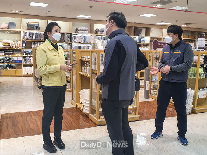 배지숙 대구시의회 의장이 24일 이마트 마스크 판매 현장을 점검하고 있다. (사진=대구시의회 제공)