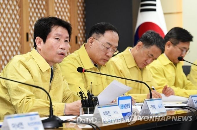 2월 25일 서울 여의도 더불어민주당사에서 열린 코로나19 대응 고위당정협의회 모습. (사진=연합뉴스 사진 캡쳐)