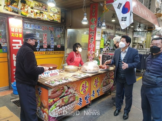 서재헌 더불어민주당 대구 동구갑 예비후보는 25일 동구갑 관내 동서시장을 방문해 코로나19 확산 방지를 위한 방역 조치를 점검하고 있다. (사진=서재헌 예비후보 제공)
