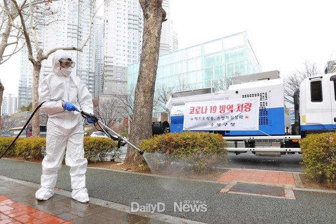 대구 수성구 긴급방역팀이 달구벌대로에 차량방역 소독을 실시하고 있다. (사진=수성구청 제공)