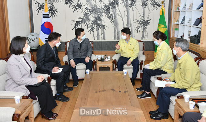 황교안 미래통합당 대표가 27일 대구시청에서 권영진 대구시장 배지숙 의장을 비롯 대구시 관계자들과 코로나19 사태 극복을 위한 대책을 논의하고 있다. (사진=대구시 제공)