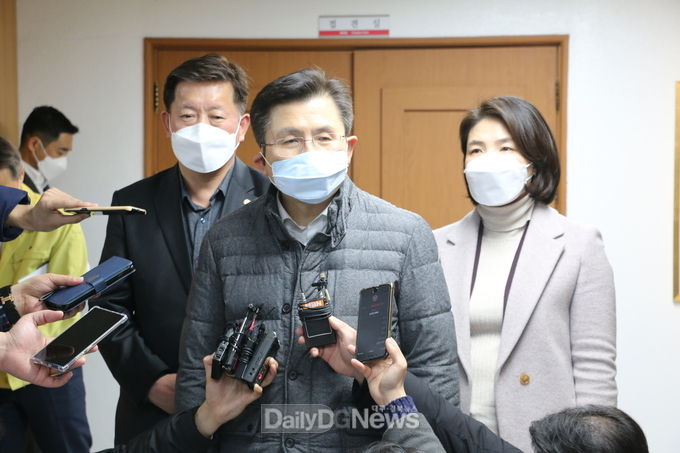 황교안 미래통합당 대표가 27일 대구를 방문해 대구경북 지역 코로나19 사태를 극복하기 위해 당 차원에서 총력을 다하겠다고 밝히고 있다. (사진=이준호 기자)