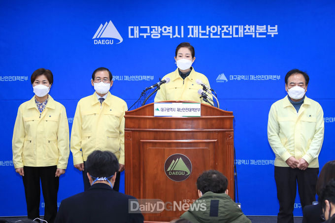 배지숙 대구시의회 의장이 28일 코로나19 극복을 위한 대정부 호소문을 발표하고 있다. (사진=대구시의회 제공)