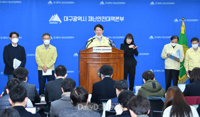 권영진 대구시 재난안전대책본부장이 코로나19 관련 28일 오전 정례 브리핑 하는 모습. (사진=대구시 제공)