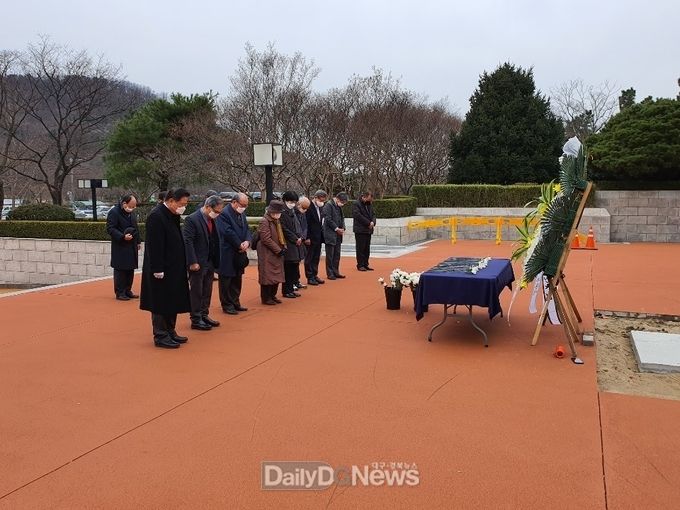 이진숙 미래통합당 대구 동구갑 예비후보가 2.28 기념탑 참배를 하고 있다. (사진=이진숙 예비후보 제공)