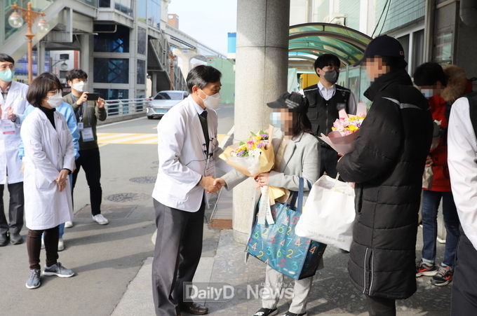 계명대 대구동산병원 의료진들이 29일 코로나19 완치자들의 퇴원을 축하하고 있다. (사진=계명대 대구동산병원 제공)