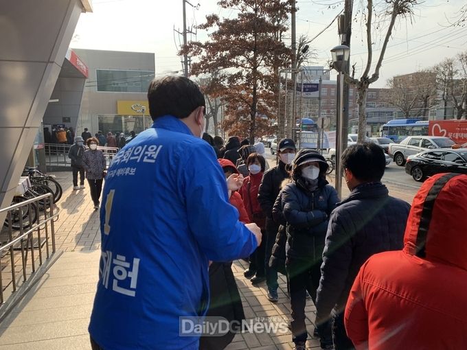 서재헌 더불어민주당 대구 동구갑 예비후보가 마스크 우체국 판매 상황을 살펴보고 있다. (사진=서재헌 예비후보 제공)