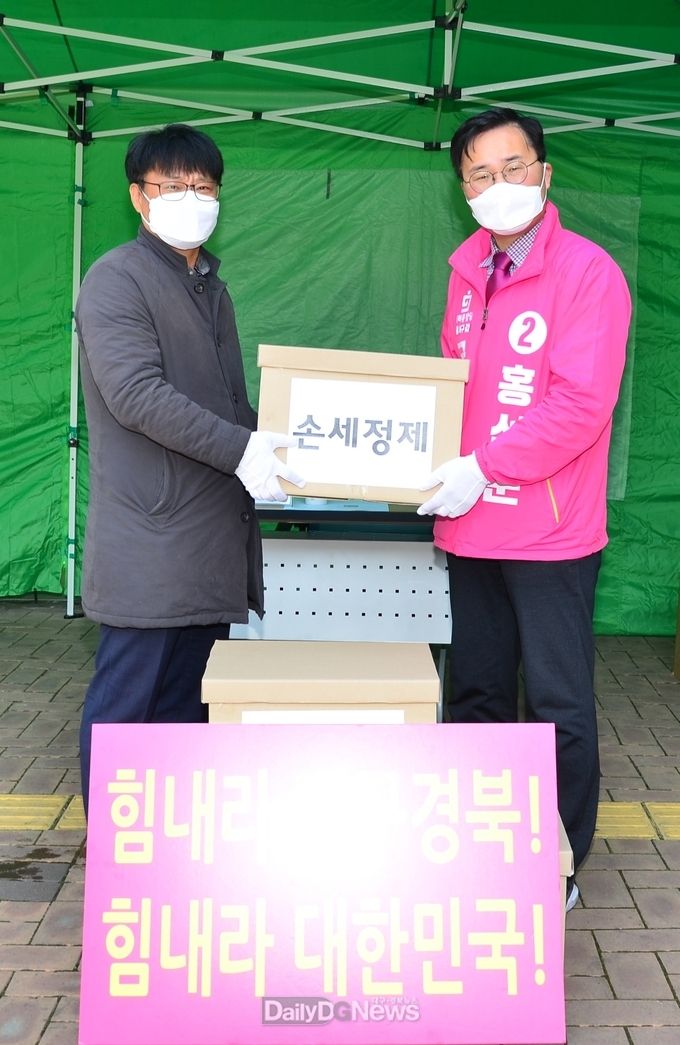 홍석준 미래통합당 대구 달서구갑 예비후보가 2일 휴대용 손세정제 200개를 성서종합노인복지관에 전달하고 있다. (사진=홍석준 예비후보 제공)