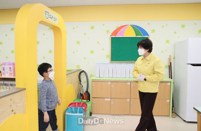 강은희 대구시교육감이 긴급돌봄 첫날인 2일 수성초를 방문해 현장 점검을 하고 있다. (사진=대구시교육청 제공)