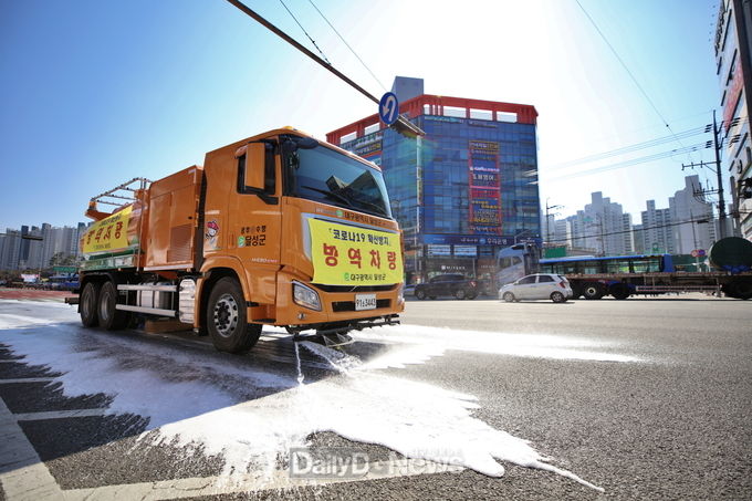 대구 달성군은 코로나19 확산방지를 위해 살수차 방역작업을 실시하고 있다. (사진=달성군 제공)