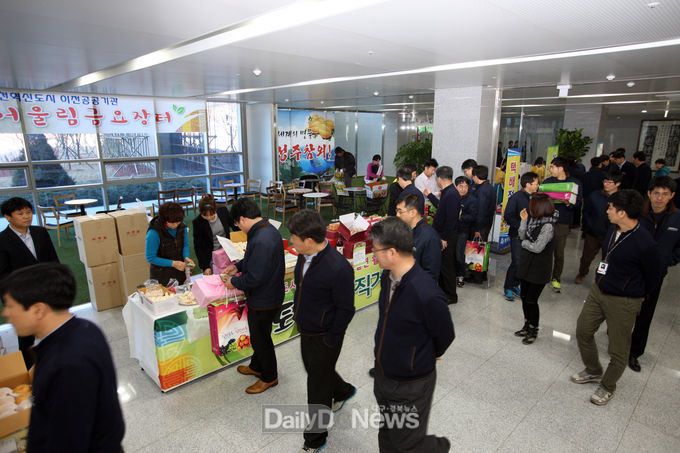 사진제공 한국도로공사 )한국도로공사 사옥에서 개최된 직거래장터에서공사 직원들이 지역 농산물을 둘러보고 있다.