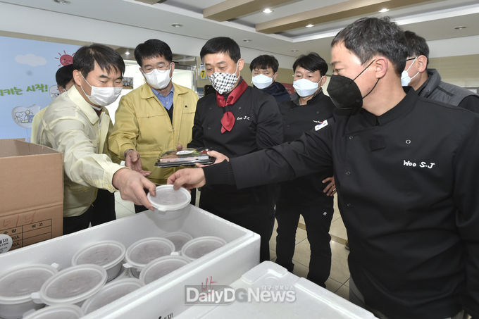 대구가톨릭대학교 외식최고경영자과정 동문회는 코로나19 사태로 대구에서 사투를 벌리고 있는 의료진을 응원하기 위해 남구보건소를 찾아 수제 도시락 300개를 전달하고 있다. (사진=대가대 외식최경 동문회 제공)