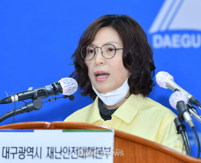 강명숙 대구시 여성가족청소년국장이 4일 코로나19 대응 돌봄지원 대책을 발표하고 있다. (사진=대구시 제공)