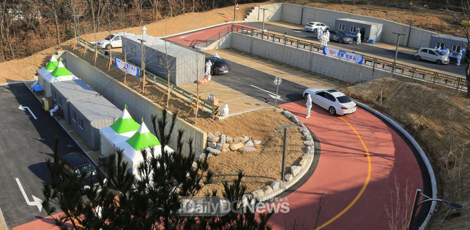 대구 달서구청이 운영하고 있는 코로나19 '드라이브 스루 선별진료소' 모습. (사진=달서구청 제공)
