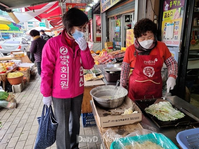 이인선 미래통합당 대구 수성을 예비후보는 코로나19로 고통받는 전통시장을 찾아 어려운 사정을 듣고 있다. (사진=이인선 예비후보 제공)