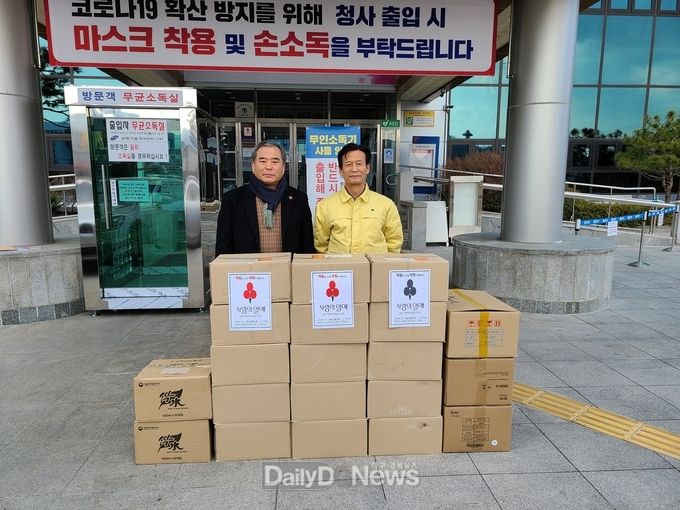재안동향우회, 영양군에 현물기탁 -왼쪽부터 권성규 회장, 김영묵 농업경제건설국장