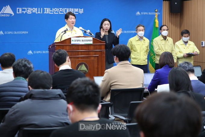권영진 대구시장의 코로나19 관련 3월 5일 오전 정례 브리핑 모습. (사진=대구시 제공)