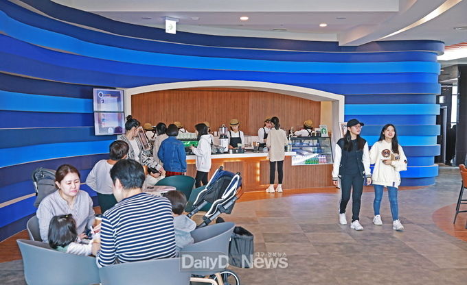 '2019 경주세계문화엑스포'를 통해 처음 선을 보인 경주타워 전망1층에 위치한 '카페선덕'