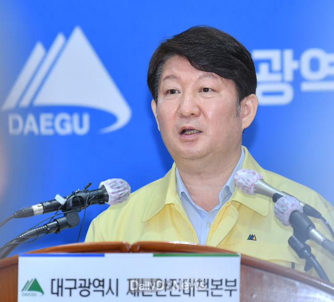 권영진 대구시 재난안전대책본부장이 6일 오전 정례 브리핑에서 신천지 교회에 정부와 대구시의 방역 대책에 협조할 것을 엄중 경고했다. (사진=대구시 제공)