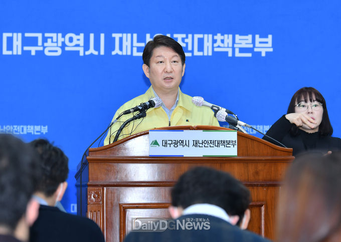 권영진 대구시 재난안전대책본부장의 코로나19 관련 8일 오전 정례 브리핑 모습. (사진=대구시 제공)