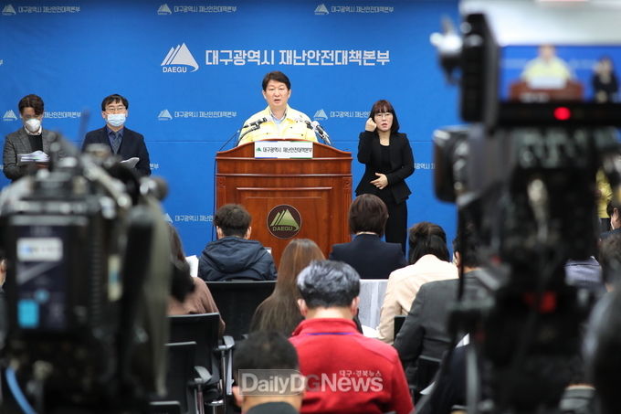 권영진 대구시 재난안전대책본부장이 3월 9일 오전 정례 브리핑을 하고 있다. (사진=대구시 제공)