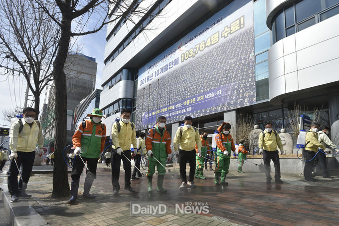 대구 남구청은 6일 신천지 대구교회 등 코로나19 취약지역에 전방위적 방역을 실시했다. (사진=남구청 제공)