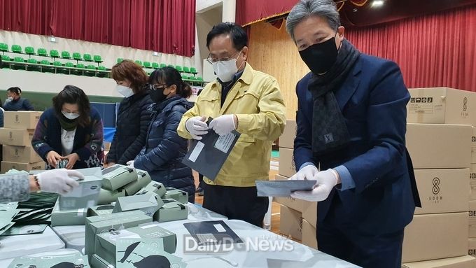 봉화군 출향기업 톱텍, 무상기증 마스크 읍면 분류 작업 참석