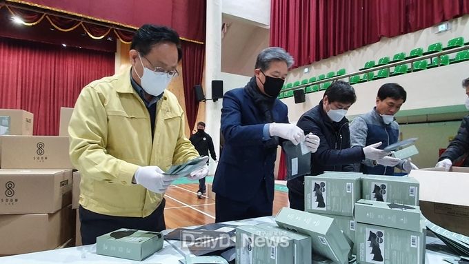 봉화군 출향기업 톱텍, 무상기증 마스크 읍면 분류 작업 참석